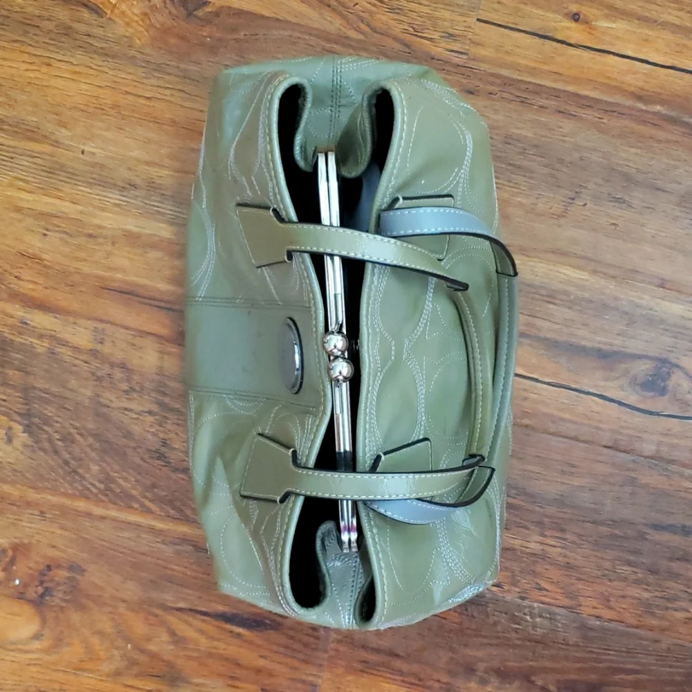 Coach F15658 signature kiss lock carryall never full olive green stiched pattern - Picture 2 of 13